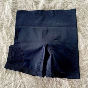 COPY - NWOT Lululemon elastic short. size 6
